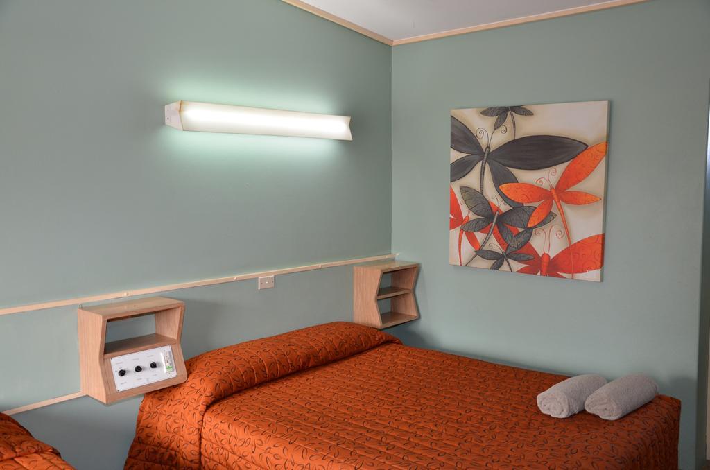 Warwick Motor Inn מראה חיצוני תמונה